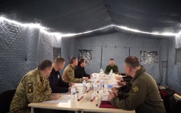 Зеленський відвідав Кривий Ріг і провів нараду щодо захисту енергообʼєктів
Зеленський відвідав Кривий Ріг і провів нараду щодо захисту енергообʼєктів