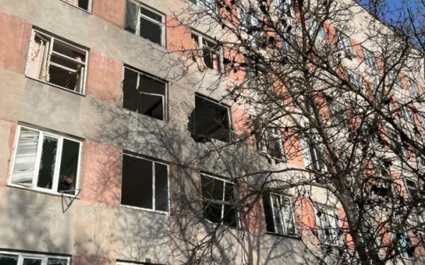 ​Ворог випустив по Херсонщині пів тисячі снарядів за добу, є поранений
                                