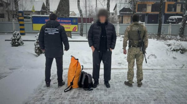 Пограничники спасли жизнь мужчине, который плыл через Тису за границу Пограничники спасли жизнь мужчине, который плыл через Тису за границу