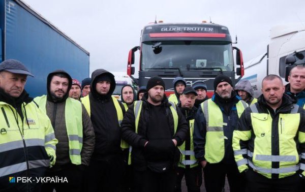 В Румынии снова заблокировали один из КПП на границе с Украиной
В Румынии снова заблокировали один из КПП на границе с Украиной