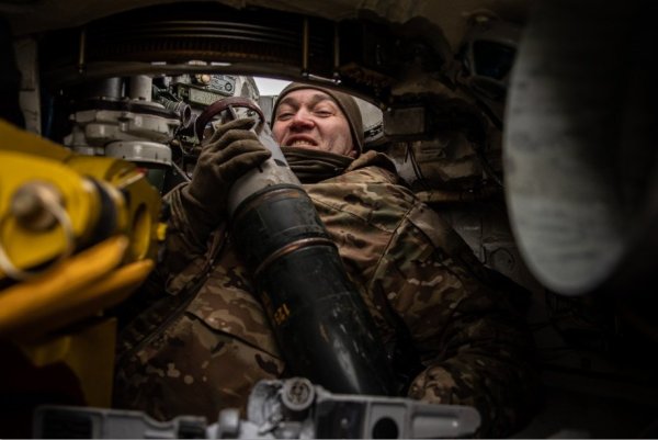 Українські танкісти показали, як працює танк Т-64
Українські танкісти показали, як працює танк Т-64