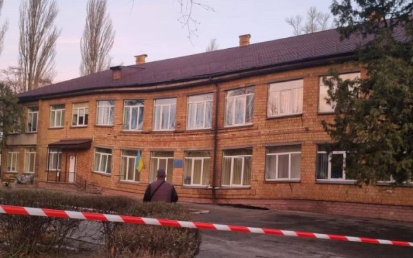 У Києві просіла частина стіни дитсадка. Ймовірно, через порушення норм під час облаштування укриття
У Києві просіла частина стіни дитсадка. Ймовірно, через порушення норм під час облаштування укриття