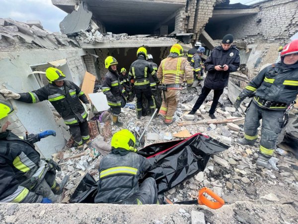 Російська атака на Дніпро: З-під завалів дістали тіло двох жертв (оновлення)
Російська атака на Дніпро: З-під завалів дістали тіло двох жертв (оновлення)