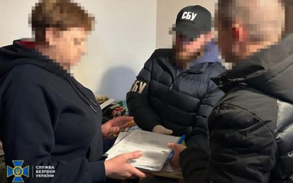 На кордоні з ЄС затримали ексчиновницю з Херсона, яка допомагала окупантам депортувати українських дітей, – СБУ
На кордоні з ЄС затримали ексчиновницю з Херсона, яка допомагала окупантам депортувати українських дітей, – СБУ