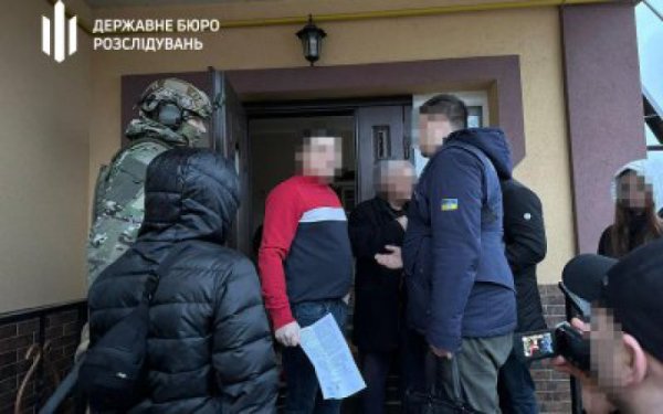 Злочинець, як видурив у іноземців близько 3,5 млн гривень, постане перед судом
Злочинець, як видурив у іноземців близько 3,5 млн гривень, постане перед судом