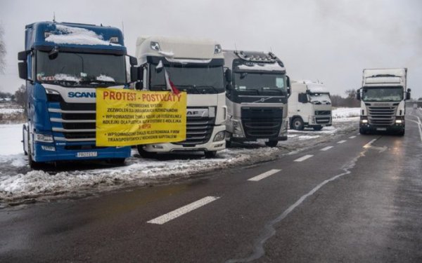 На кордоні з Польщею в чергах стоять 3 тисячі вантажівок, - ДПСУ
На кордоні з Польщею в чергах стоять 3 тисячі вантажівок, - ДПСУ