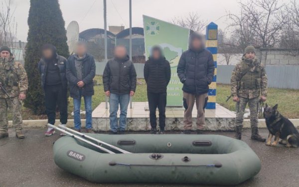 Дали гумовий човен і сказали перепливати Тису: прикордонники на Закарпатті виявили чергових втікачів
Дали гумовий човен і сказали перепливати Тису: прикордонники на Закарпатті виявили чергових втікачів
