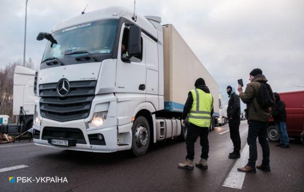 Польские перевозчики согласились прекратить блокаду границы с Украиной
Польские перевозчики согласились прекратить блокаду границы с Украиной