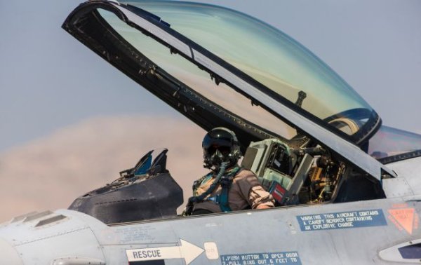 Первая группа украинских пилотов закончит обучение на F-16 к лету, - CNN
Первая группа украинских пилотов закончит обучение на F-16 к лету, - CNN