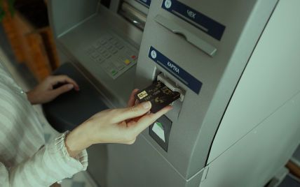 Какие лимиты на снятие наличных в банкоматах Украины и где еще можно снять деньги
Какие лимиты на снятие наличных в банкоматах Украины и где еще можно снять деньги