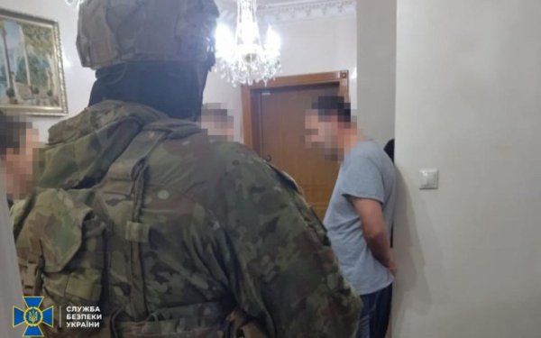 У Києві затримали власника агрохолдингу, який на окупованій території поставляє харчі російським солдатам
У Києві затримали власника агрохолдингу, який на окупованій території поставляє харчі російським солдатам