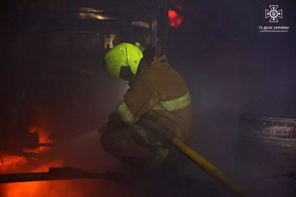У Дніпрі згорів ангар з автобусами
У Дніпрі згорів ангар з автобусами