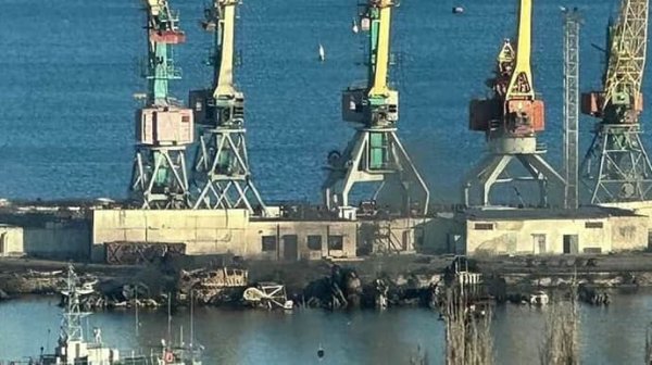 Спутник показал, во что превратился БДК "Новочеркасск" после поражения Спутник показал, во что превратился БДК "Новочеркасск" после поражения