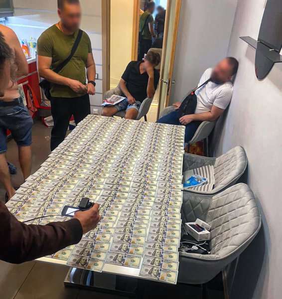 Повідомили про підозру ділкам, які збували фальшиві документи через Telegram
Повідомили про підозру ділкам, які збували фальшиві документи через Telegram