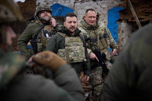Зеленський відвідав військових у Роботиному
                                