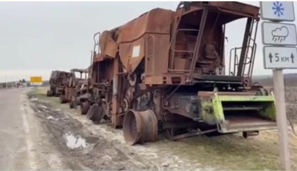 Українські аграрії привезли на кордон із Польщею розстріляну сільгосптехніку Українські аграрії привезли на кордон із Польщею розстріляну сільгосптехніку