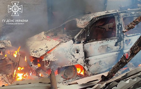 Бійці ДСНС ліквідували дві пожежі у Вовчанську
Бійці ДСНС ліквідували дві пожежі у Вовчанську