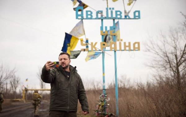 Зеленский посетил позиции ВСУ в Авдеевке
Зеленский посетил позиции ВСУ в Авдеевке