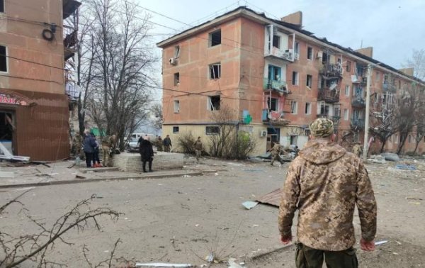 Россияне сбросили авиабомбу на центр Курахово, много раненых
Россияне сбросили авиабомбу на центр Курахово, много раненых