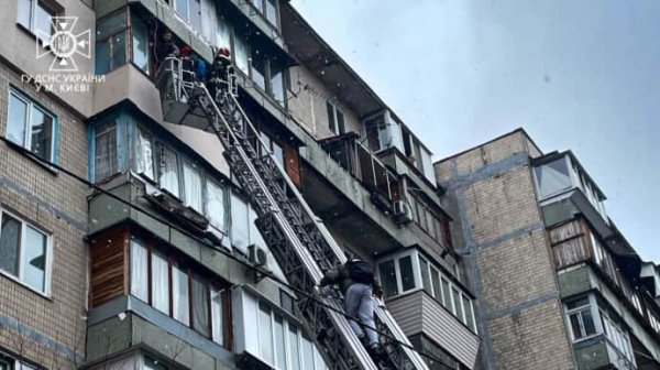 В Киеве горела многоэтажка, погибла женщина В Киеве горела многоэтажка, погибла женщина