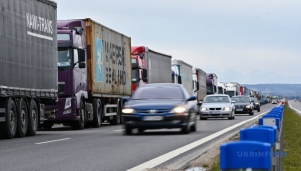 У чергах на кордоні з Польщею - понад 2400 вантажівок У чергах на кордоні з Польщею - понад 2400 вантажівок