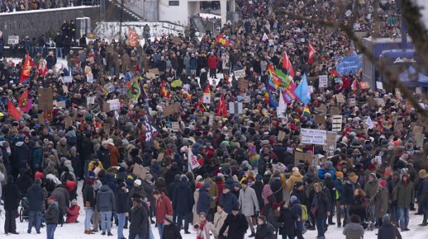 В Германии на выходных 1,4 млн человек вышли на демонстрации против ультраправой партии "АдГ" В Германии на выходных 1,4 млн человек вышли на демонстрации против ультраправой партии "АдГ"