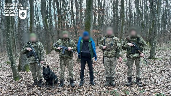 Прикордонники затримали девʼятьох чоловіків, які збиралися незаконно потрапити до Словаччини
Прикордонники затримали девʼятьох чоловіків, які збиралися незаконно потрапити до Словаччини
