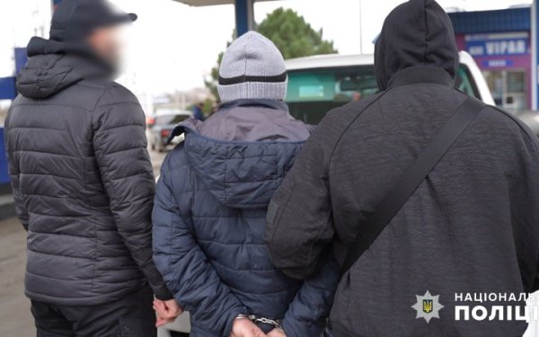 Замовив сусіда за 10 тисяч доларів: на Одещині поліцейські попередили замовне вбивство
Замовив сусіда за 10 тисяч доларів: на Одещині поліцейські попередили замовне вбивство