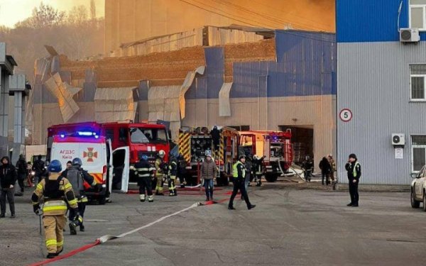 У Києві &ndash; пошкоджені будинки і метро, виникла пожежа на складах, є загиблі, 30 поранені (оновлення)
                                
