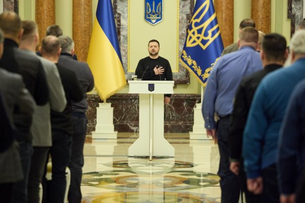 Зеленський зустрівся з представниками оборонної промисловості та вручив нагороди Зеленський зустрівся з представниками оборонної промисловості та вручив нагороди