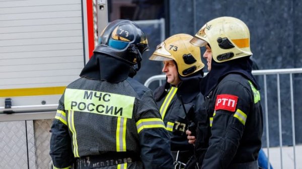 В России под Москвой на двух тысячах "квадратов" горит склад В России под Москвой на двух тысячах "квадратов" горит склад