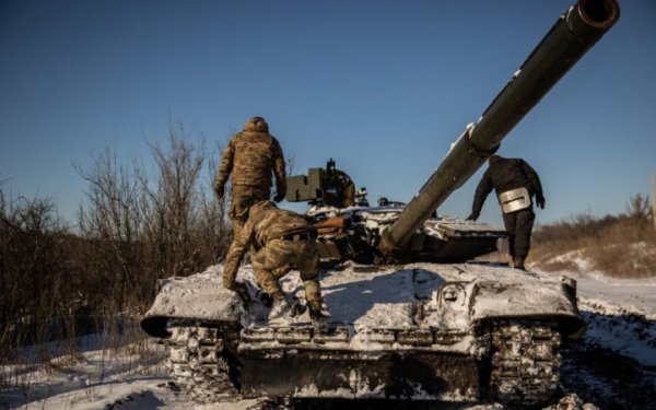 Українські танкісти показали, як працює танк Т-64
Українські танкісти показали, як працює танк Т-64