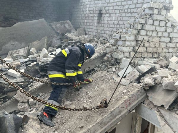 Російська атака на Дніпро: З-під завалів дістали тіло двох жертв (оновлення)
Російська атака на Дніпро: З-під завалів дістали тіло двох жертв (оновлення)