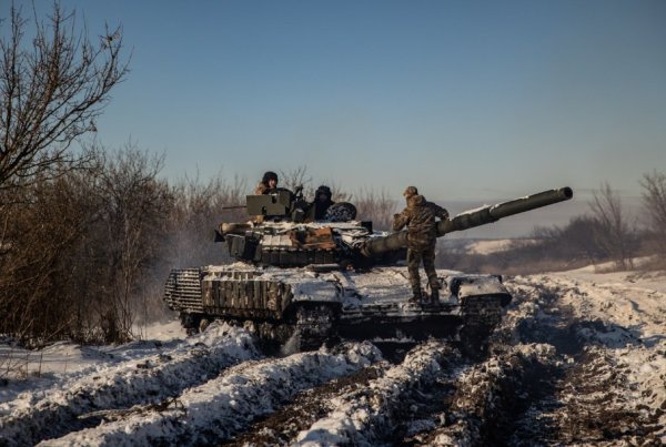 Українські танкісти показали, як працює танк Т-64
Українські танкісти показали, як працює танк Т-64