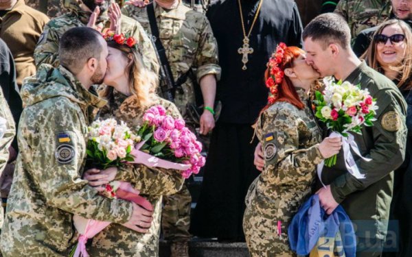 В Україні в День закоханих одружилися 700 пар, найбільше - в Києві
В Україні в День закоханих одружилися 700 пар, найбільше - в Києві