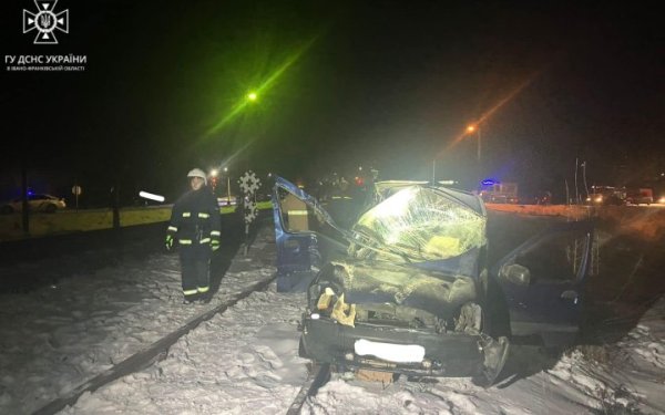 Під Івано-Франківськом пасажирський поїзд зіткнувся з автомобілем
                                
