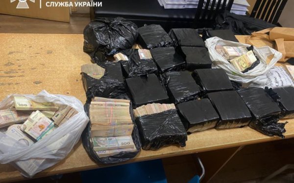 Прикордонники затримали чоловіка, що намагався ввезти в Україну 8 млн грн
Прикордонники затримали чоловіка, що намагався ввезти в Україну 8 млн грн