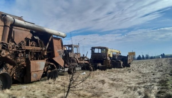 Українські аграрії привезли на кордон із Польщею розстріляну сільгосптехніку Українські аграрії привезли на кордон із Польщею розстріляну сільгосптехніку