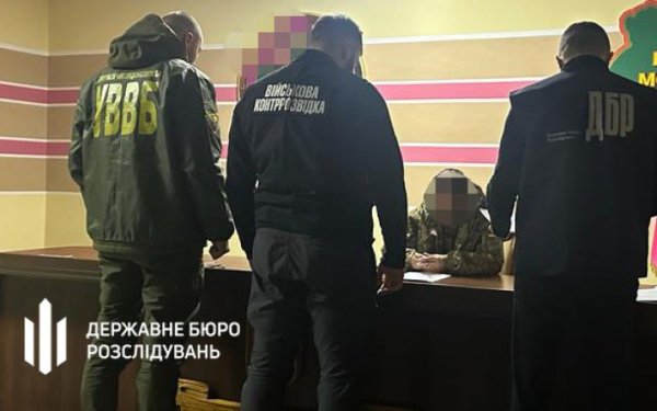 Двох правоохоронниць підозрюють у продажу інформації з закритої бази даних контролю осіб, які перетинають кордон
Двох правоохоронниць підозрюють у продажу інформації з закритої бази даних контролю осіб, які перетинають кордон
