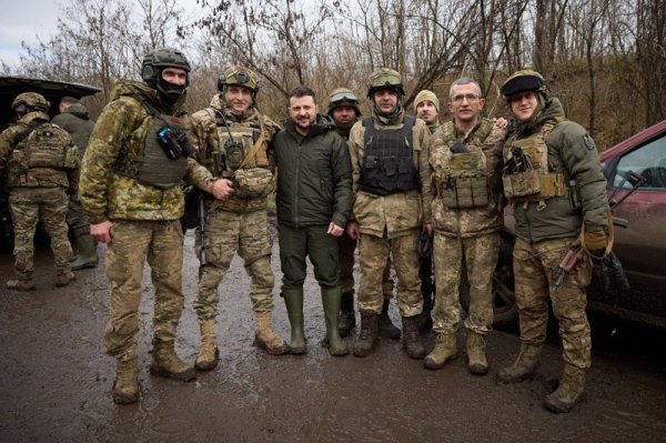 Зеленський відвідав військових у Роботиному
                                
