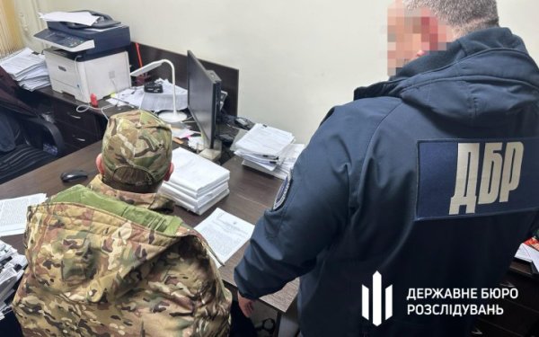 На Миколаївщині посадовець військової частини незаконно нарахував підлеглим 1 млн гривень, &ndash; ДБР
                                