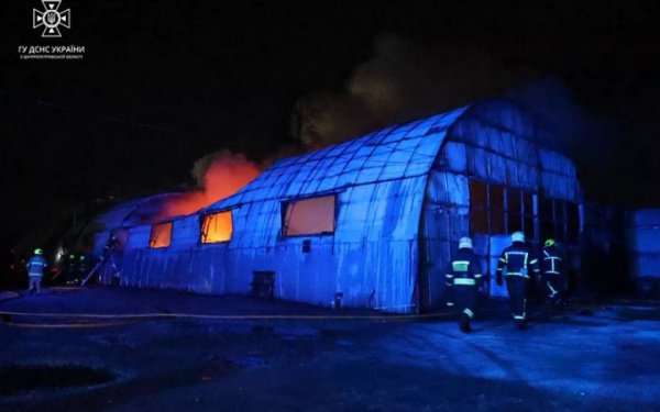 У Дніпрі згорів ангар з автобусами
У Дніпрі згорів ангар з автобусами