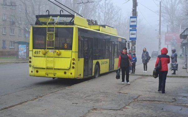У Херсоні внаслідок нічних обстрілів пошкоджено контактну мережу тролейбусів
У Херсоні внаслідок нічних обстрілів пошкоджено контактну мережу тролейбусів
