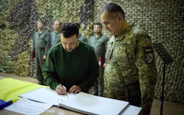 Зеленський відвідав розташування ПвК "Схід" на Дніпропетровщині і нагородив військових пілотів
Зеленський відвідав розташування ПвК "Схід" на Дніпропетровщині і нагородив військових пілотів