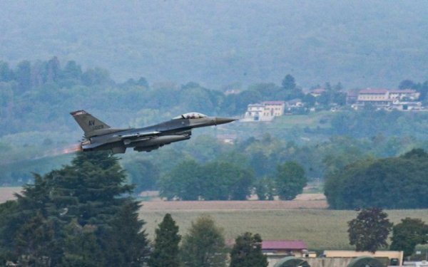 В Україні обстежують аеродроми для прийому винищувачів F-16
В Україні обстежують аеродроми для прийому винищувачів F-16