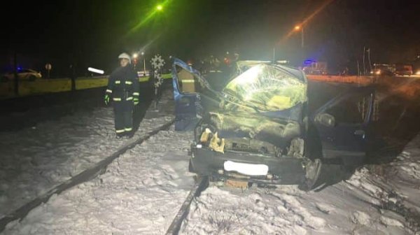 На Прикарпатье авто столкнулось с пассажирским поездом, есть пострадавший На Прикарпатье авто столкнулось с пассажирским поездом, есть пострадавший