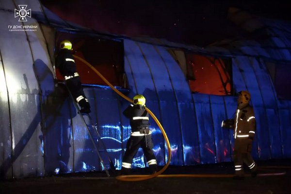 У Дніпрі згорів ангар з автобусами
У Дніпрі згорів ангар з автобусами