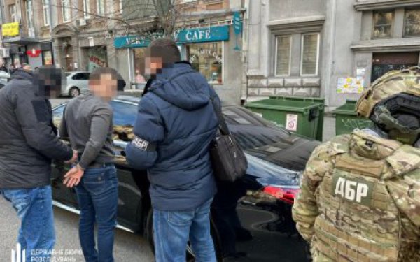Затримали львівського бізнесмена, який намагався підкупити керівництво ДБР за 500 тисяч доларів
Затримали львівського бізнесмена, який намагався підкупити керівництво ДБР за 500 тисяч доларів
