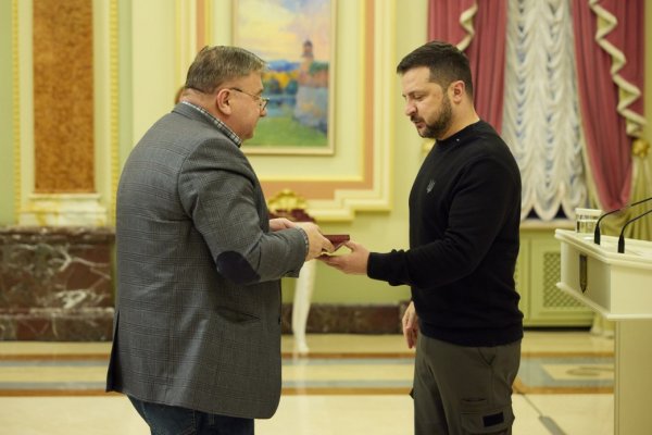 Зеленський зустрівся з представниками оборонної промисловості та вручив нагороди Зеленський зустрівся з представниками оборонної промисловості та вручив нагороди