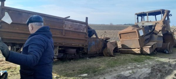 Українські аграрії привезли на кордон із Польщею розстріляну сільгосптехніку Українські аграрії привезли на кордон із Польщею розстріляну сільгосптехніку